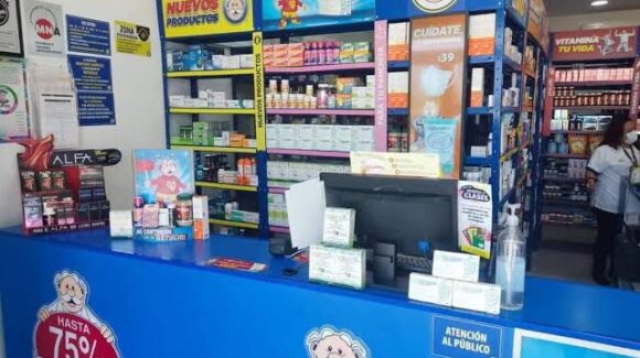 ¡Ladrón responsable! Sujeto se presenta como cliente en farmacias de Los Mochis pide condones y huye con ellos