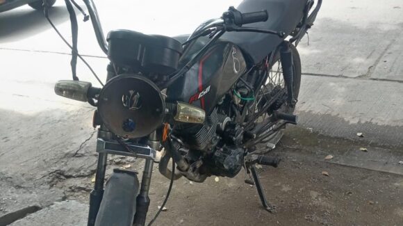 Aseguran motocicleta con irregularidades en la colonia 20 de Noviembre de Mazatlán, Sinaloa