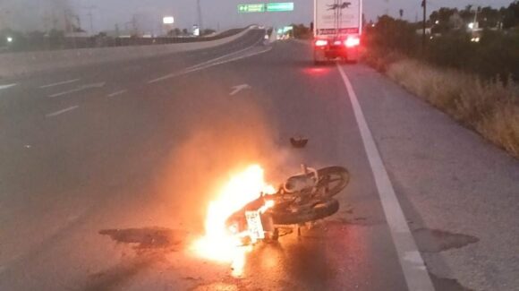 Motociclista choca y se incendia su vehículo en la carretera México 15, en Guasave, Sinaloa
