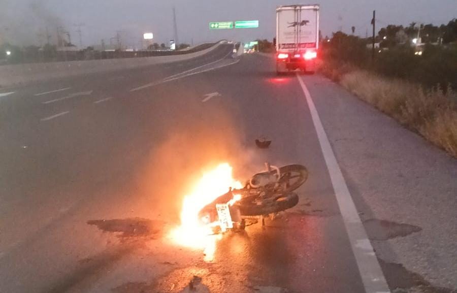 Motociclista resulta con quemaduras tras accidentarse en la México 15, en Guasave, Sinaloa