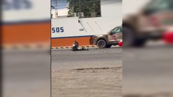 Tráiler arrolla motocicleta en la carretera México 15 en Mazatlán; conductora resulta ilesa