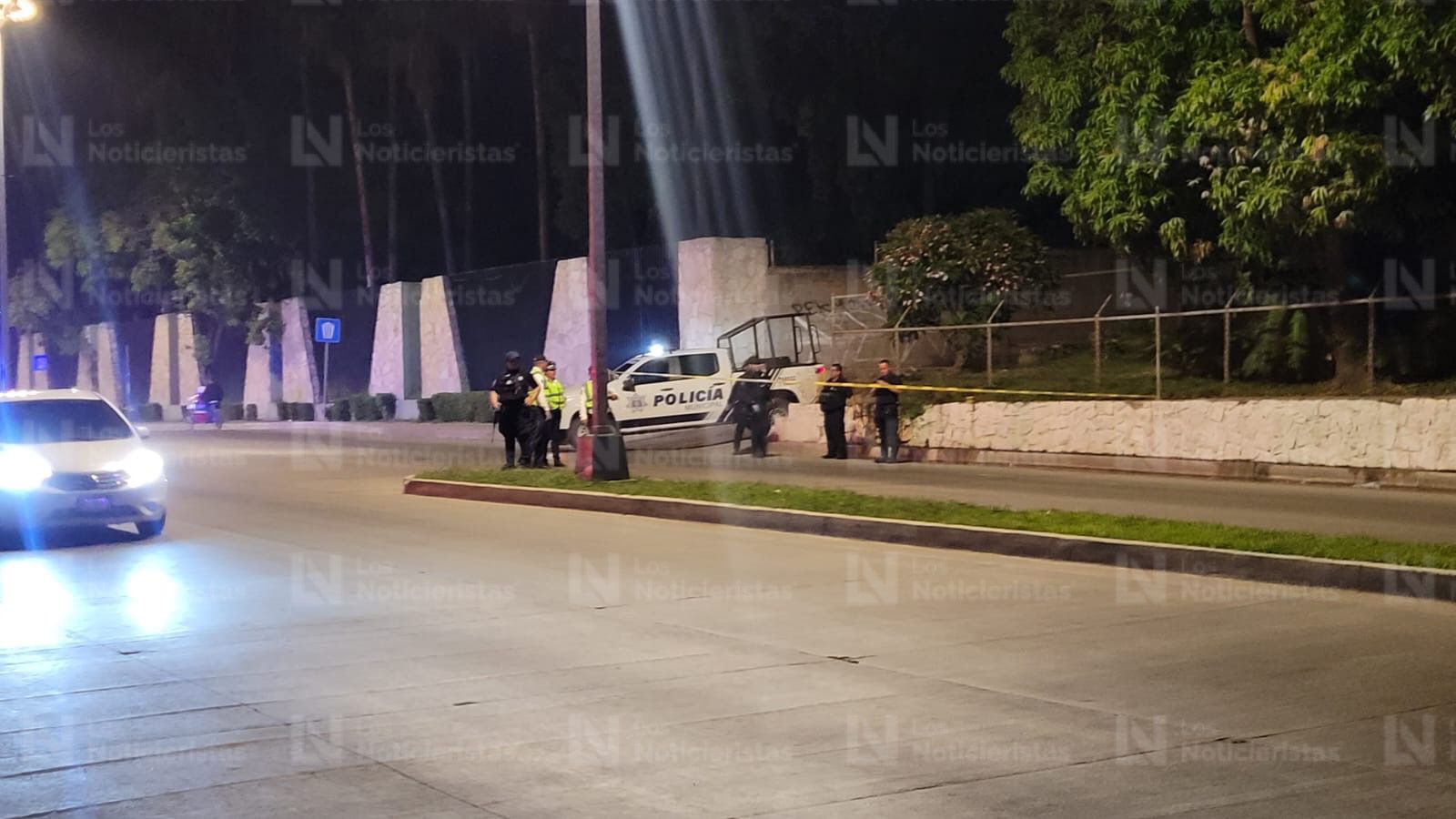 Policía resguarda la escena en donde fue baleado un motociclista en Mazatlán, Sinaloa