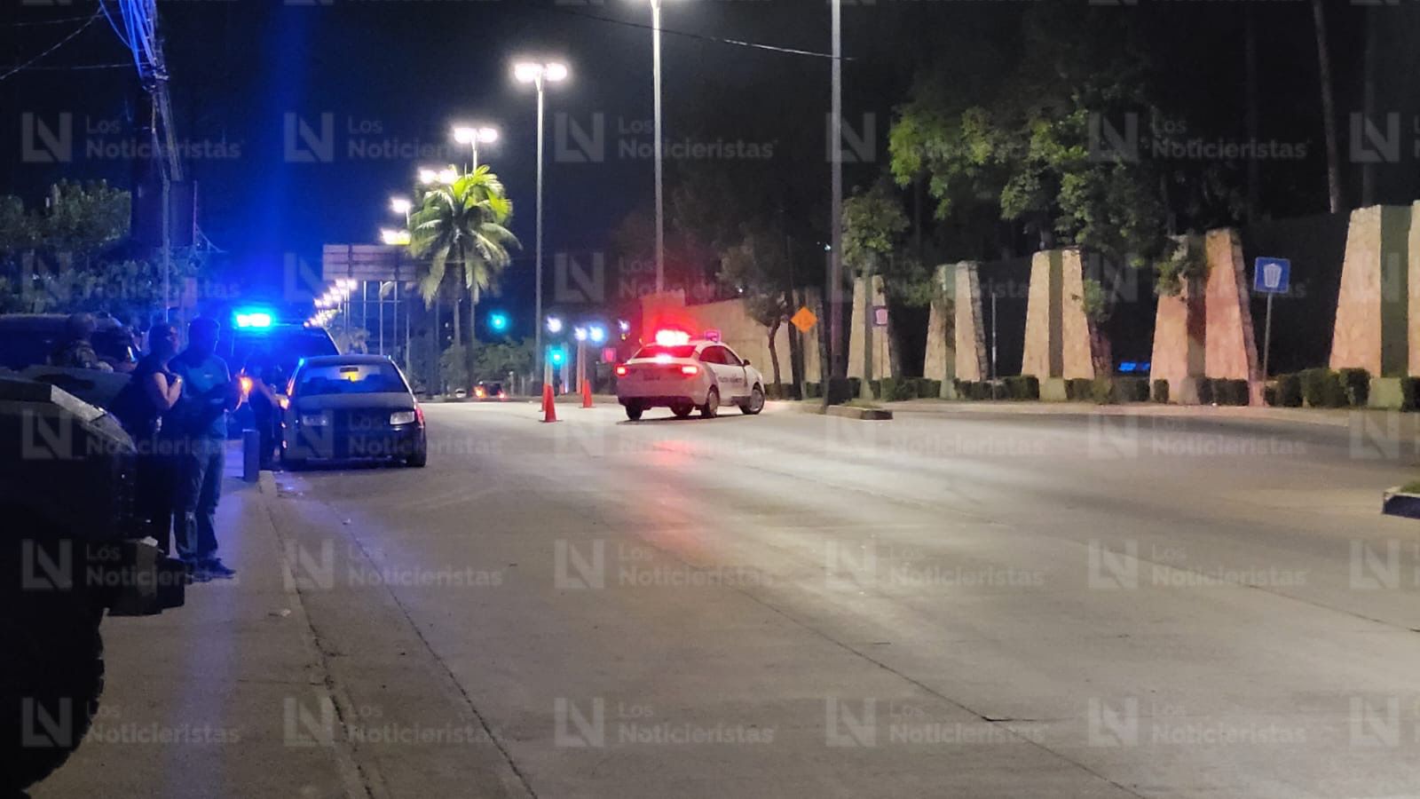 Policía resguarda la escena en donde fue baleado un motociclista en Mazatlán, Sinaloa