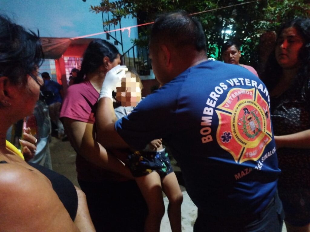 Joven pierde el control de su motocicleta y choca contra un árbol en ...