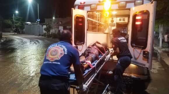 Joven pierde el control de su motocicleta y choca contra un árbol en Mazatlán