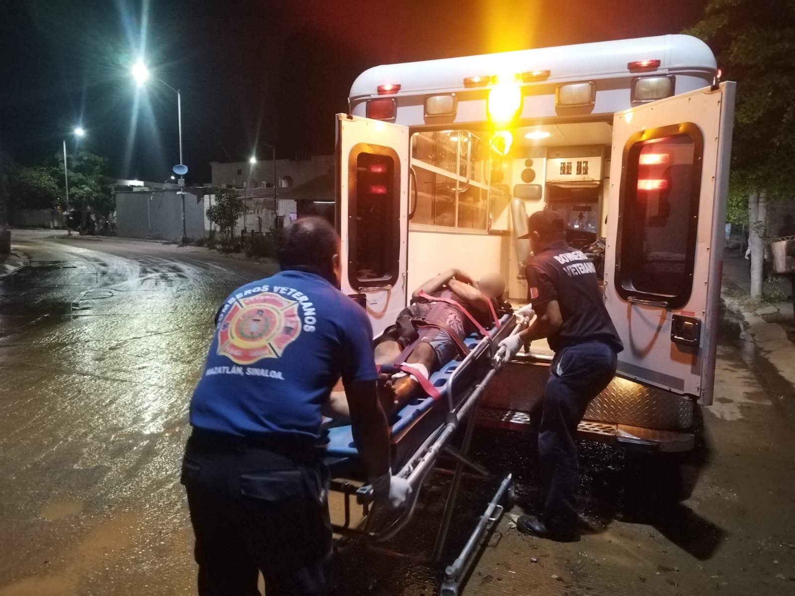 Motociclista choca contra árbol en Mazatlán