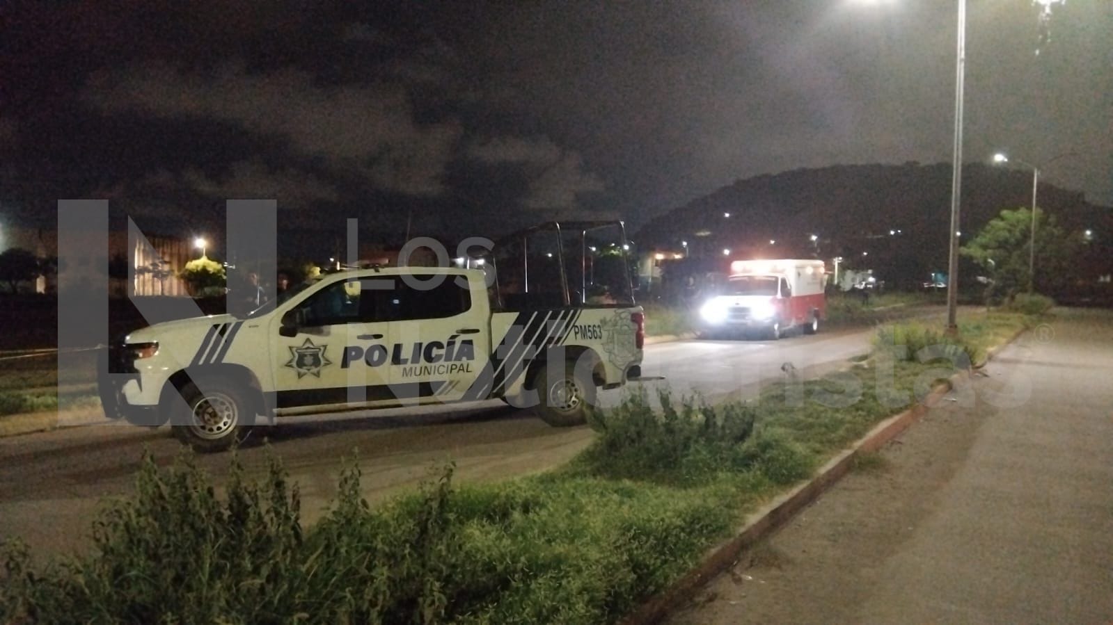Policía arriba al lugar donde está el motociclista ejecutado en Hacienda de Urías, en Mazatlán, Sinaloa
