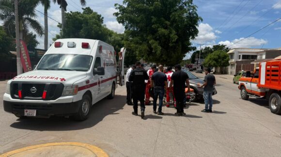 Motociclista resulta lesionado al ser embestido por una vagoneta en Guasave
