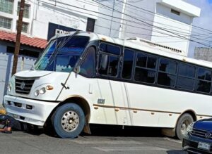Motociclista lesionado al ser arrollado por un camión urbano en Mazatlán