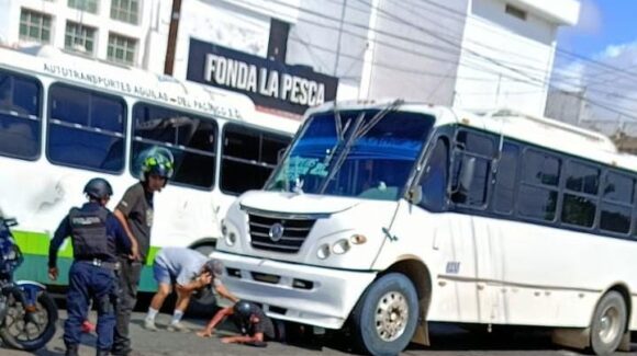 Motociclista lesionado tras ser arrollado por chofer de camión urbano en colonia Reforma, en Mazatlán, Sinaloa