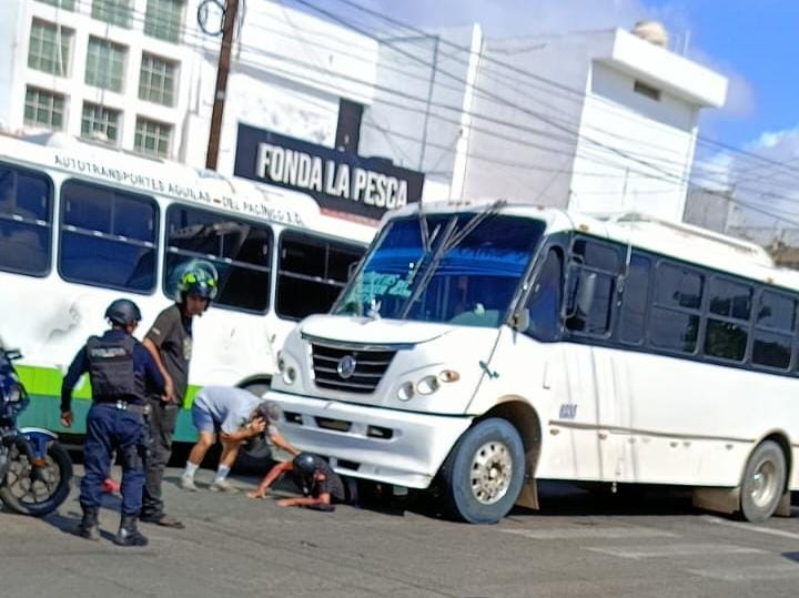 Motociclista lesionado al ser arrollado por un camión urbano en Mazatlán
