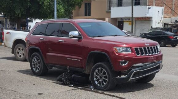 Motociclista termina debajo una vagoneta en Guasave; sale ileso de milagro