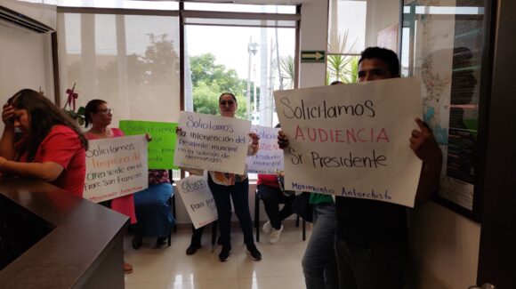 Antorchistas se manifiestan en Palacio Municipal con pliego de demandas