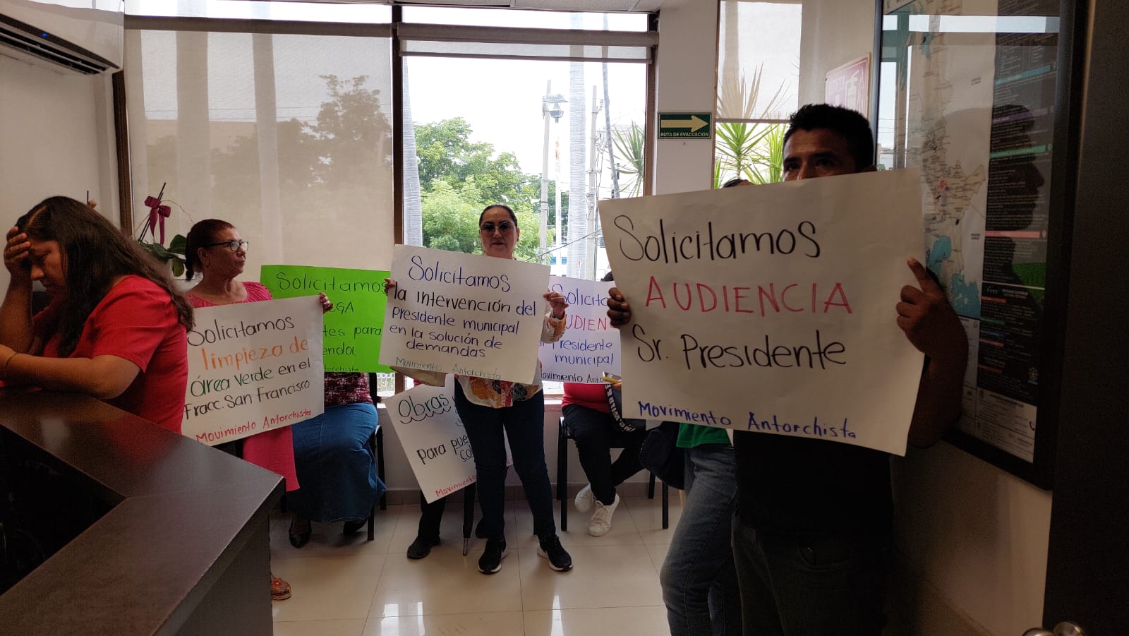 Integrantes del Movimiento Antorchista se manifestaron este miércoles en el Palacio Municipal de Ahome