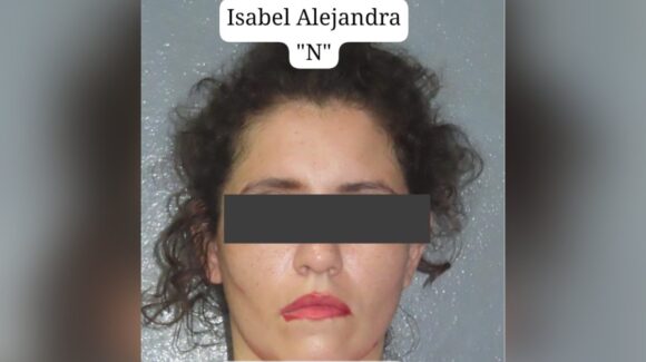 ¡Infraganti! Detienen a mujer por robo a tienda departamental en el Centro de Mazatlán, Sinaloa, este domingo