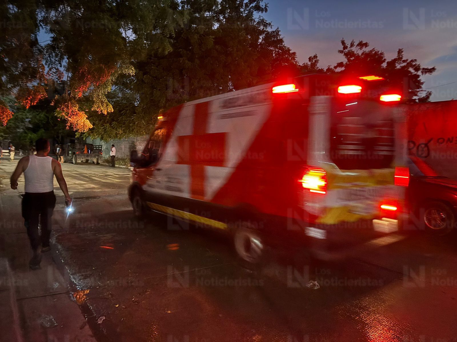 Cruz Roja llega al lugar en donde una mujer fue herida de bala, en Valle de Amapa, Culiacán