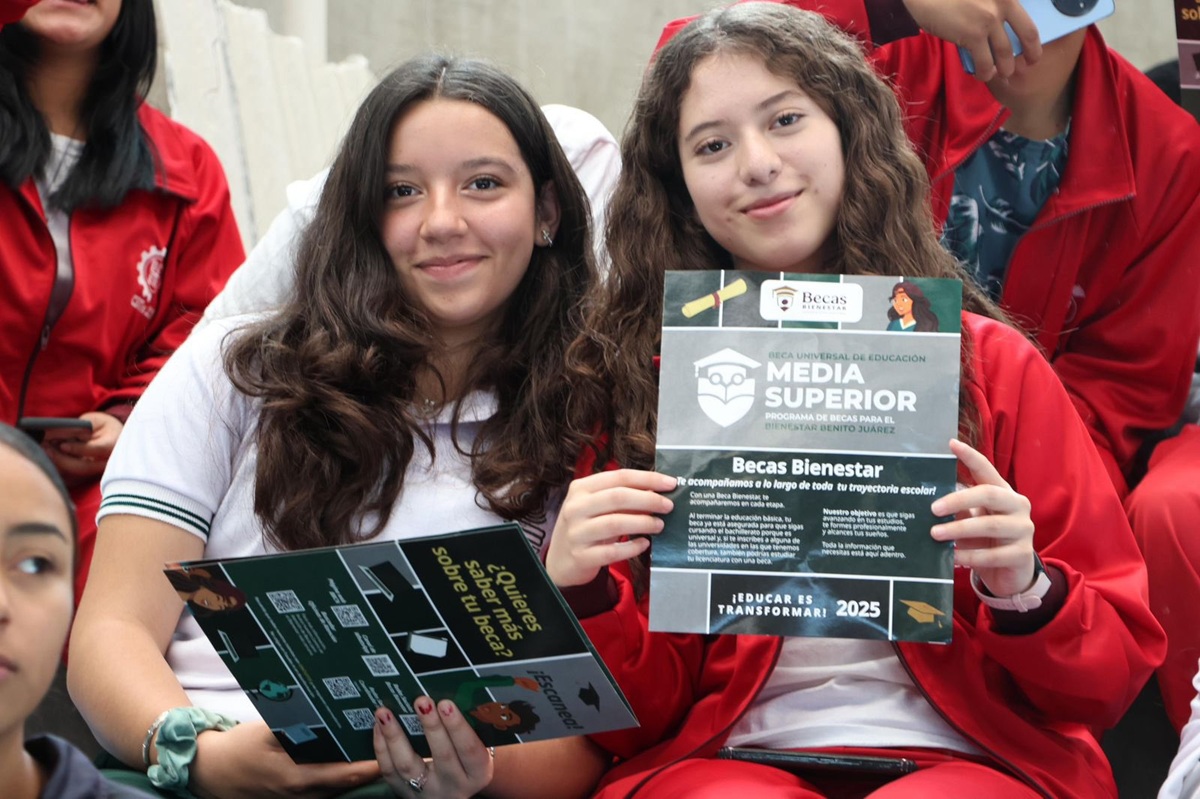Mujeres jóvenes estudiantes de preparatoria con folleto de Beca Benito Juárez