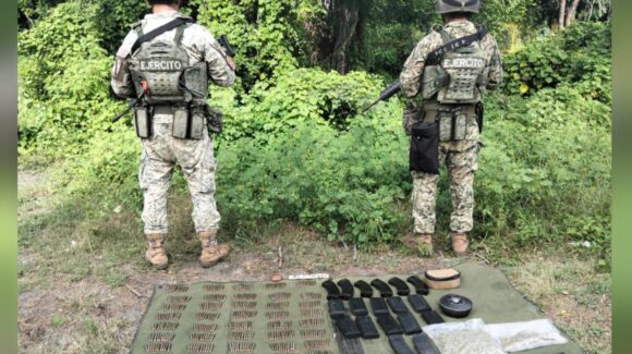 Militares decomisan un arma larga, municiones y droga en Culiacán, Sinaloa; responsable se fuga