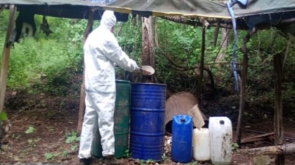 Destruyen 2 narcolaboratorios inactivos y 3 campamentos con químicos en Cosalá y Culiacán