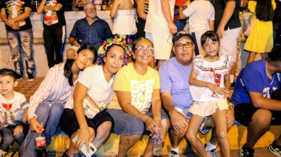 Más de 15 mil personas disfrutaron la noche mexicana en la Plazuela República de Mazatlán, Sinaloa