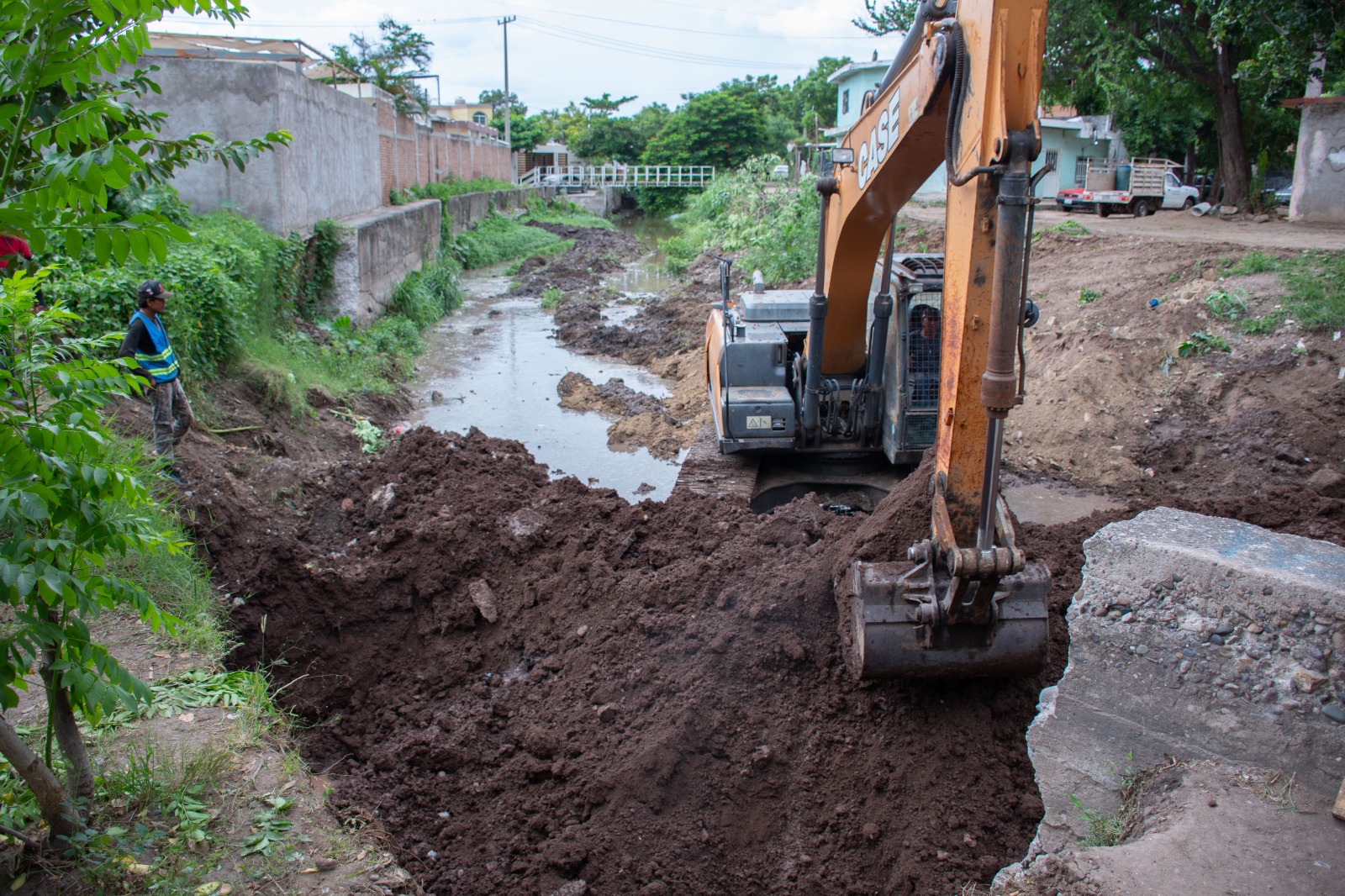 Construcción de muro de contención en arroyo de la 5 de Febrero en Culiacán