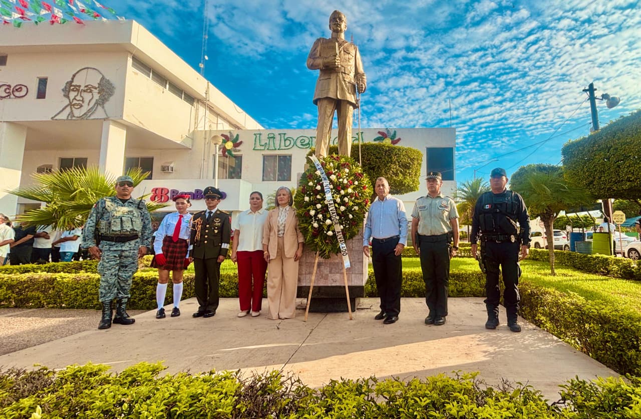 Ofrenda floral en monumento a Salvador Alvarado por su natalicio, en Guamúchil