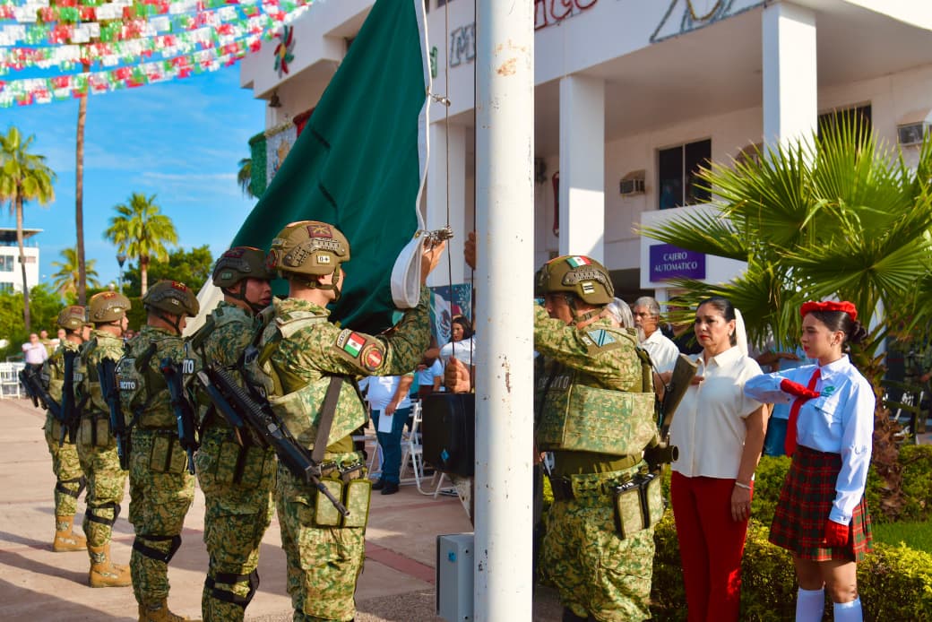 Izamiento de bandera por el inicio de la Independencia de México, en Guamúchil