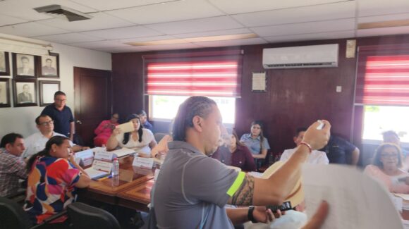 Entre apagones de la CFE y el calor, se descompensa regidora por Morena en pleno Cabildo, en Guasave, Sinaloa