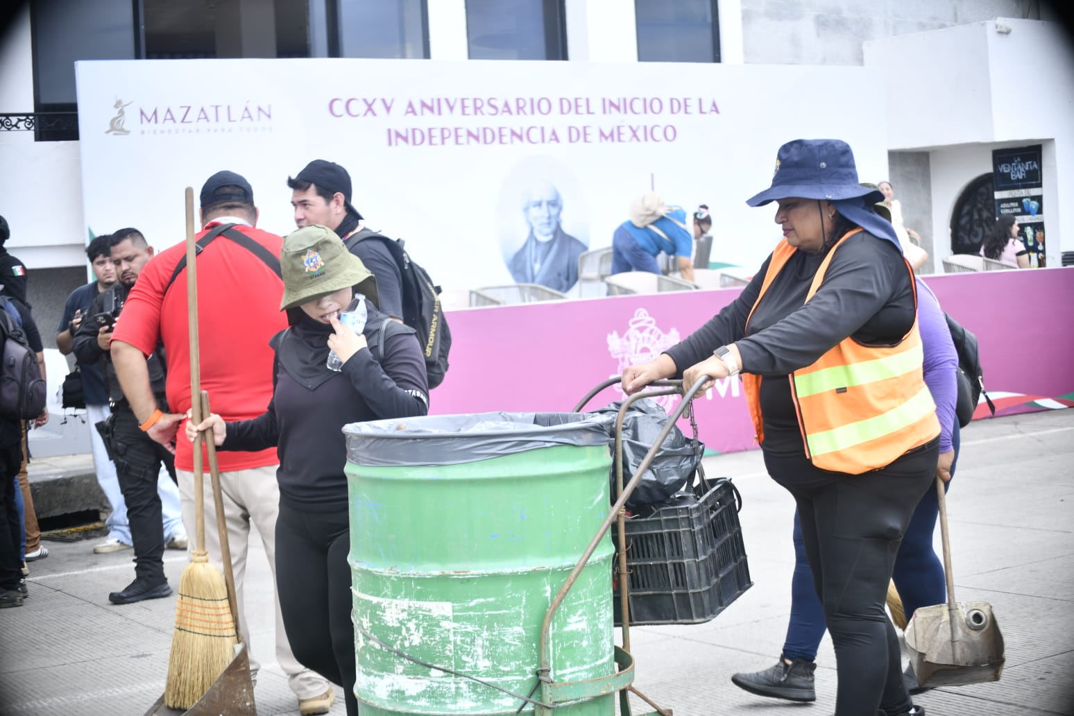 Limpian plazuela de Mazatlán luego del Grito de Independencia