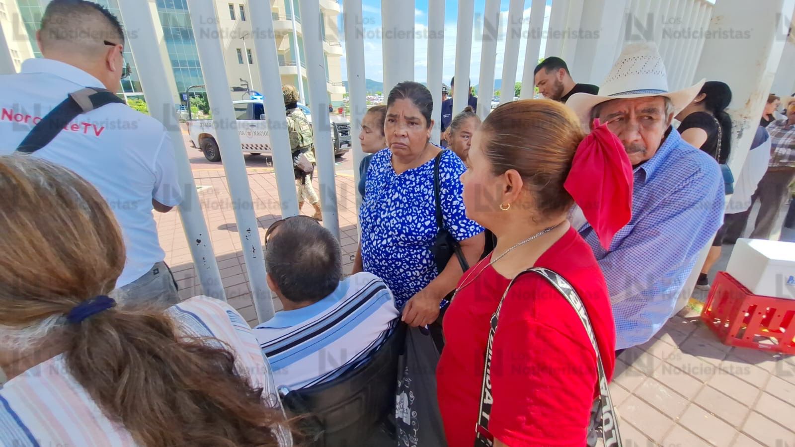Familiares esperan afuera del Hospital General de Culiacán, mientras se desarrolla operativo