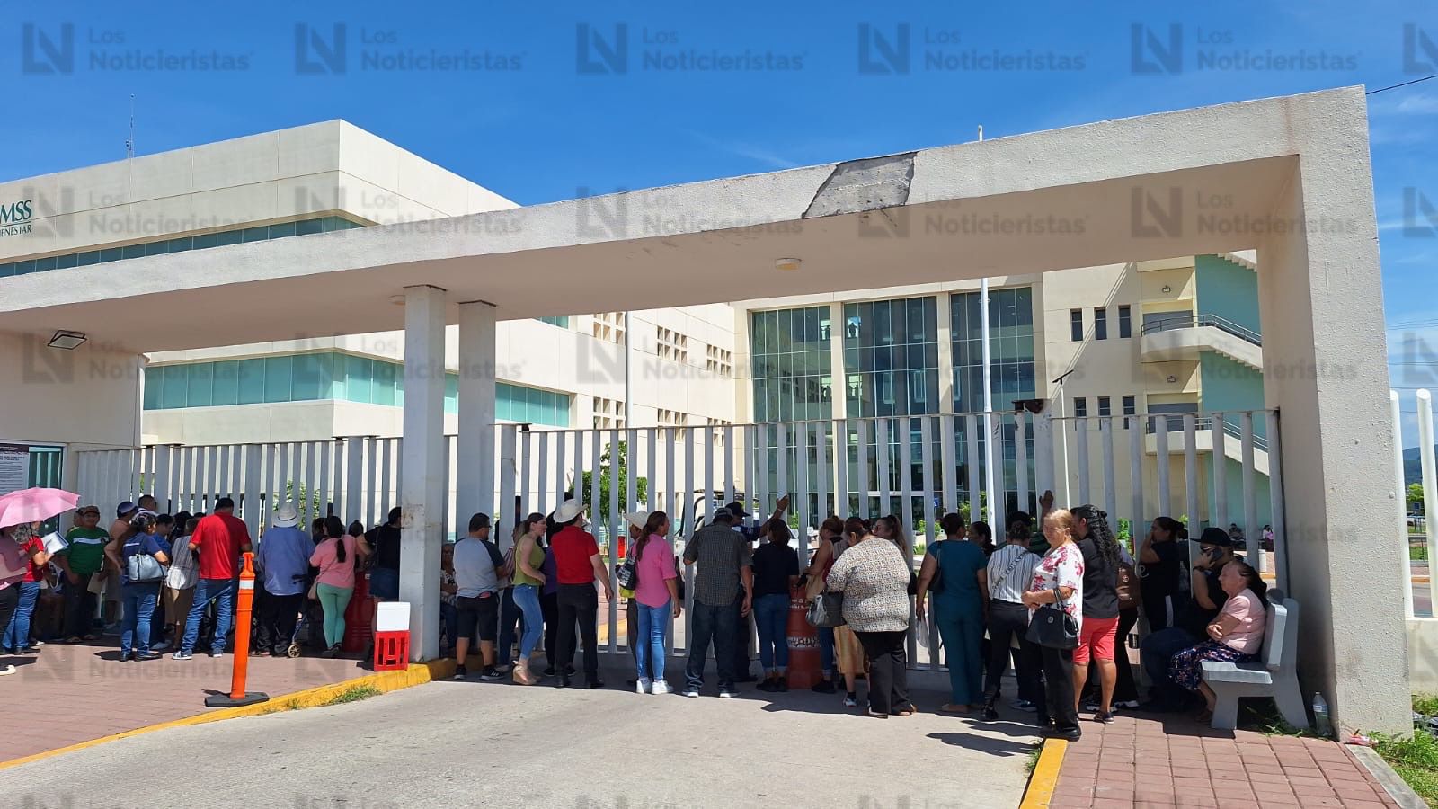 Familiares esperan afuera del Hospital General de Culiacán, mientras se desarrolla operativo