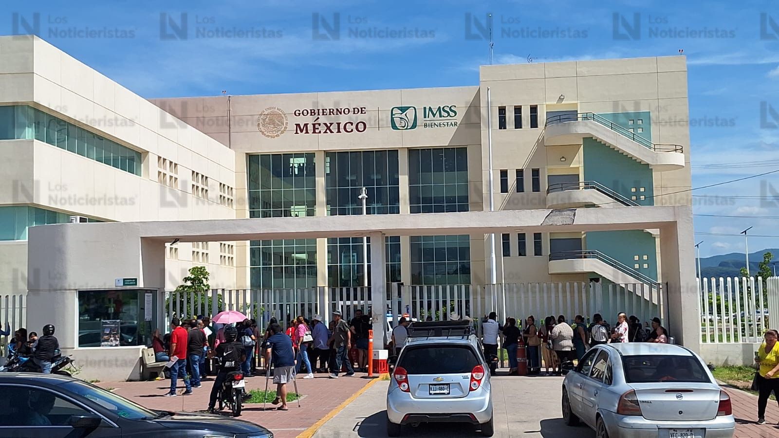 Familiares esperan afuera del Hospital General de Culiacán, mientras se desarrolla operativo