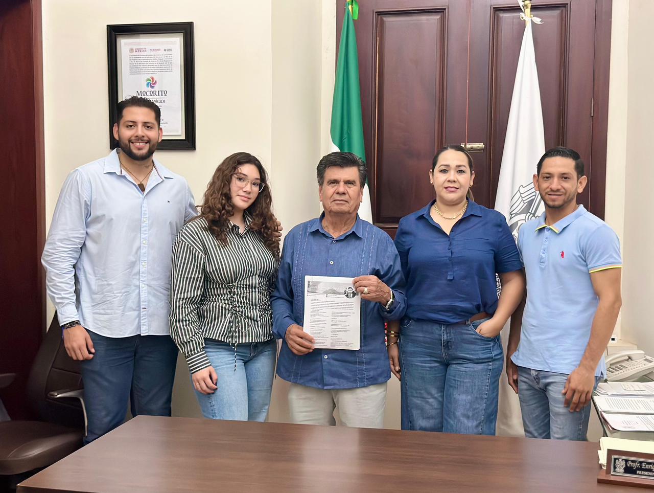 organizadores del premio al merito juvenil