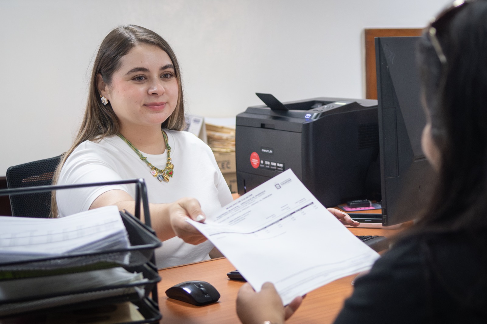 Ciudadanos pagando impuestos en Culiacán