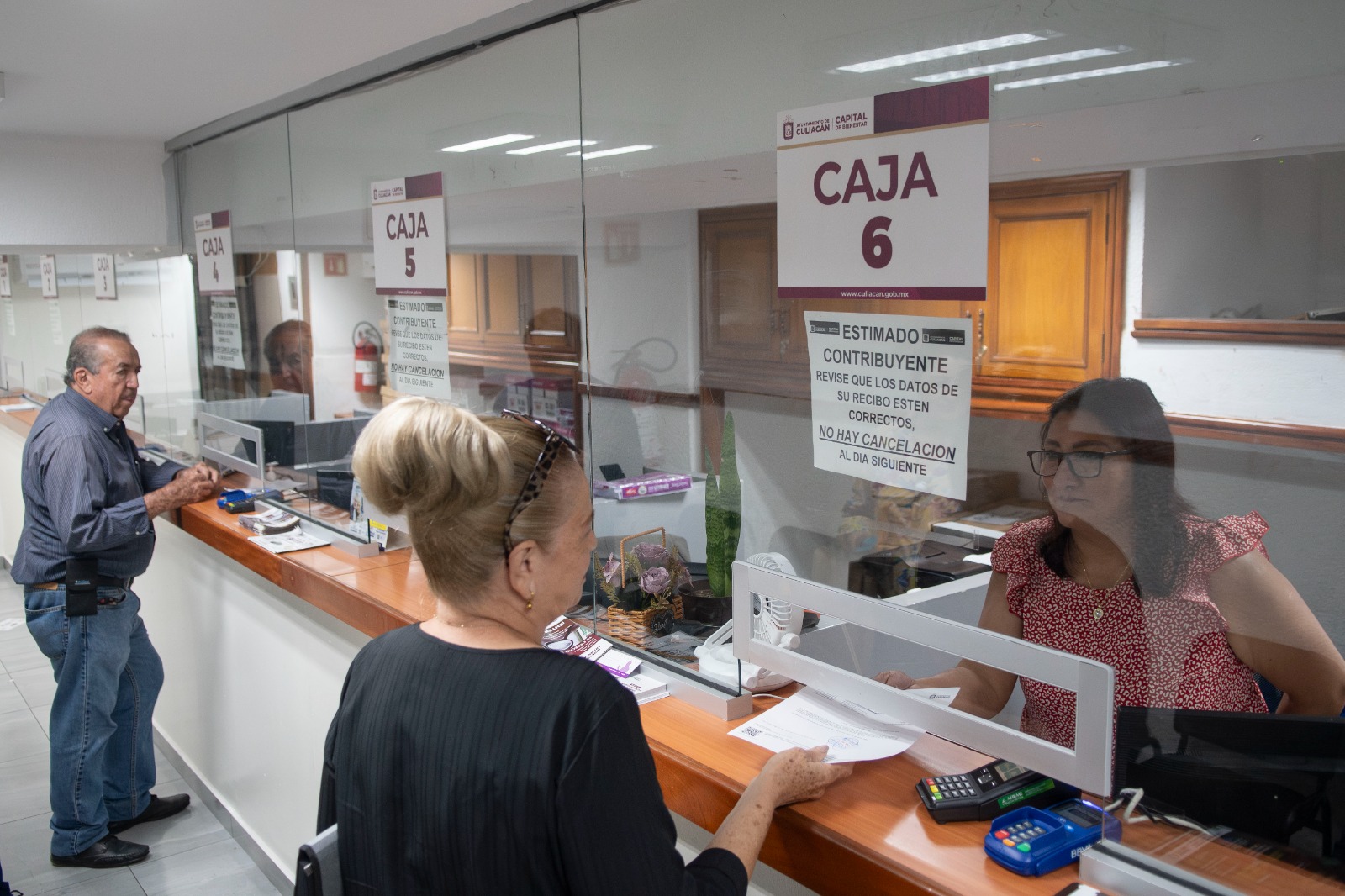 Ciudadanos pagando impuestos en Culiacán