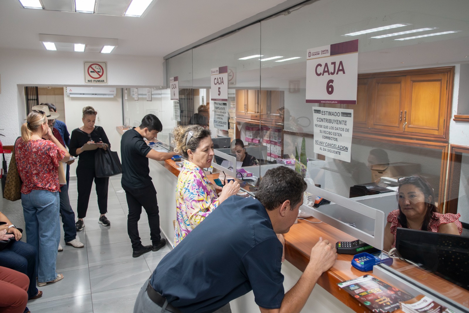 Ciudadanos pagando impuestos en Culiacán