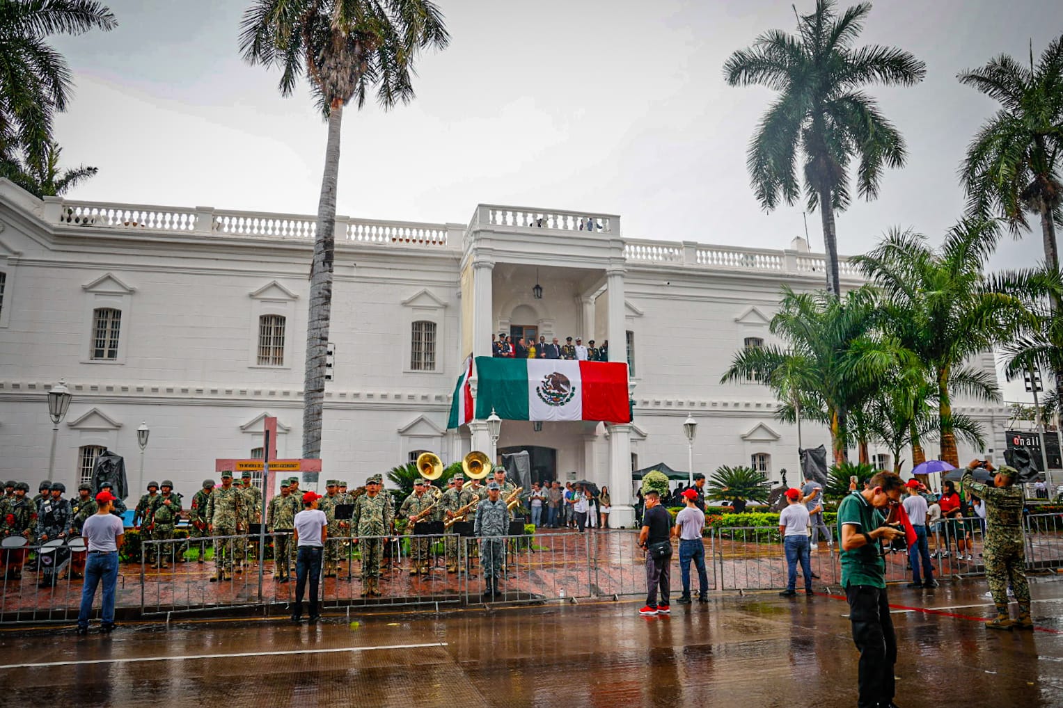 palacio de gobierno de culiacan en desfile de la independencia