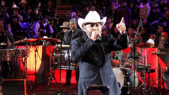 ¡Pónganse en remojo! Esta noche Pancho Barraza regalará concierto ‘Por su Mazatlán, Sinaloa’ en las letras del Malecón