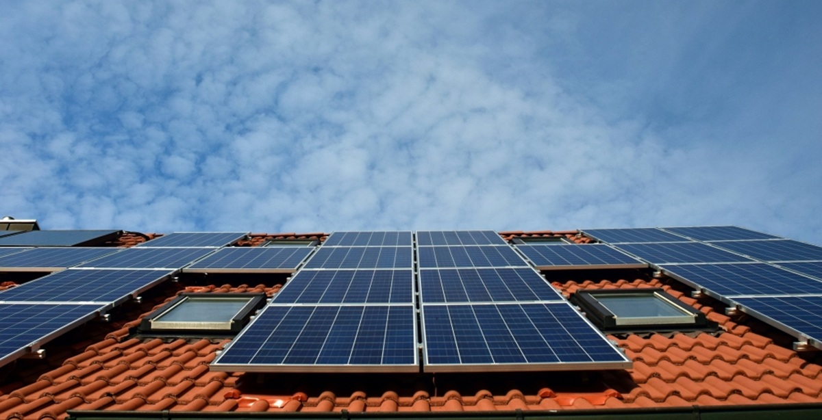 Paneles solares en el techo de una casa. Generación distribuida