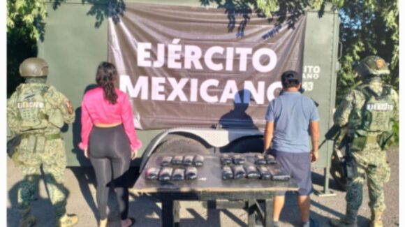 Un hombre y una mujer son detenidos por transportar varios paquetes de droga en la México 15 en Ahome, Sinaloa