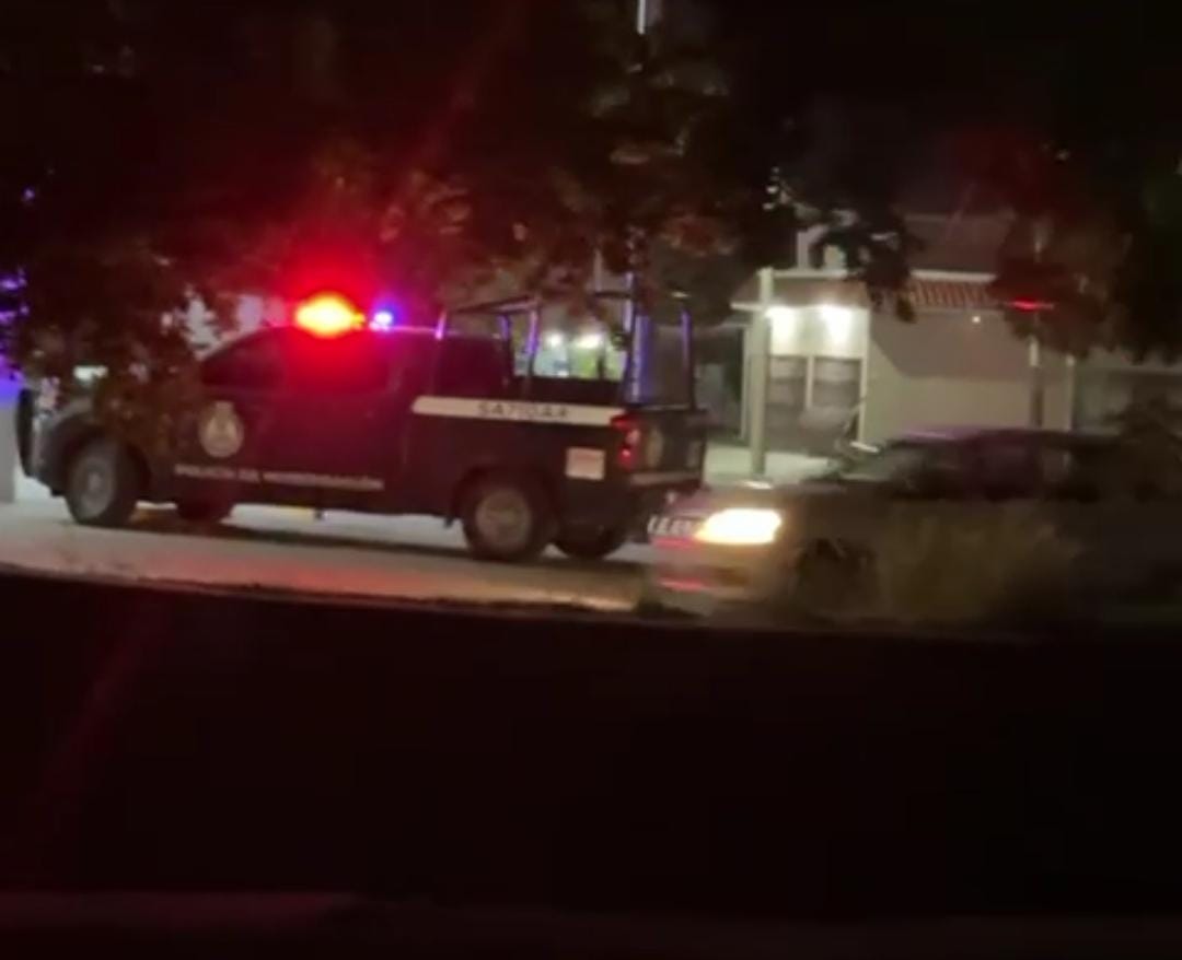Policía de Investigación llega al lugar en donde fue asaltado un taxista en Los Mochis, Sinaloa