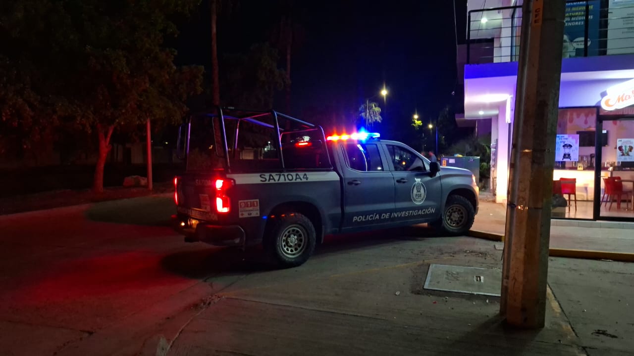 Policía de Investigación llega al lugar en donde fue asaltado un taxista en Los Mochis, Sinaloa
