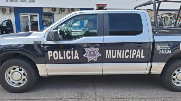 ¡Puedes reportarlas! Unidades oficiales deben cumplir con nivel de polarizado salvo las de traslado de detenidos