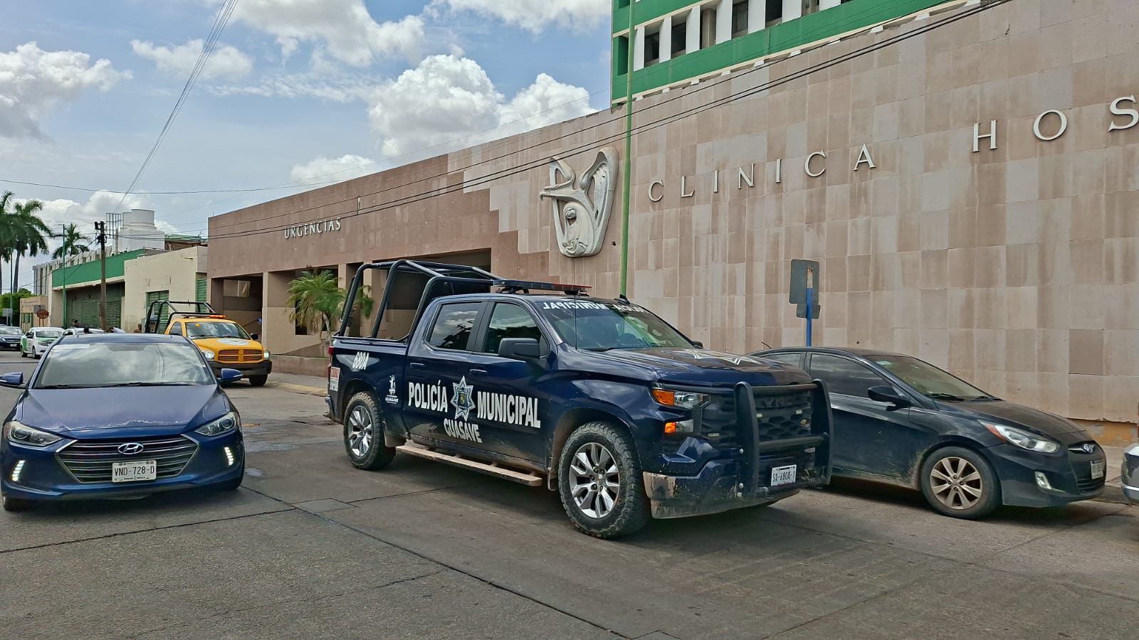 patrulla policía municipal afuera del seguro social de Guasave