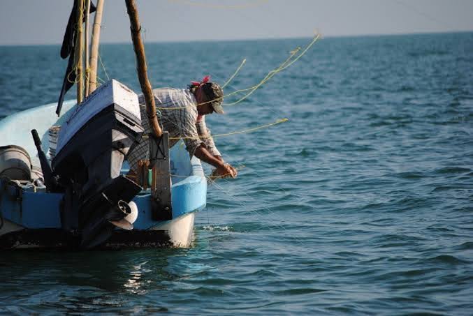 pescador en el mar