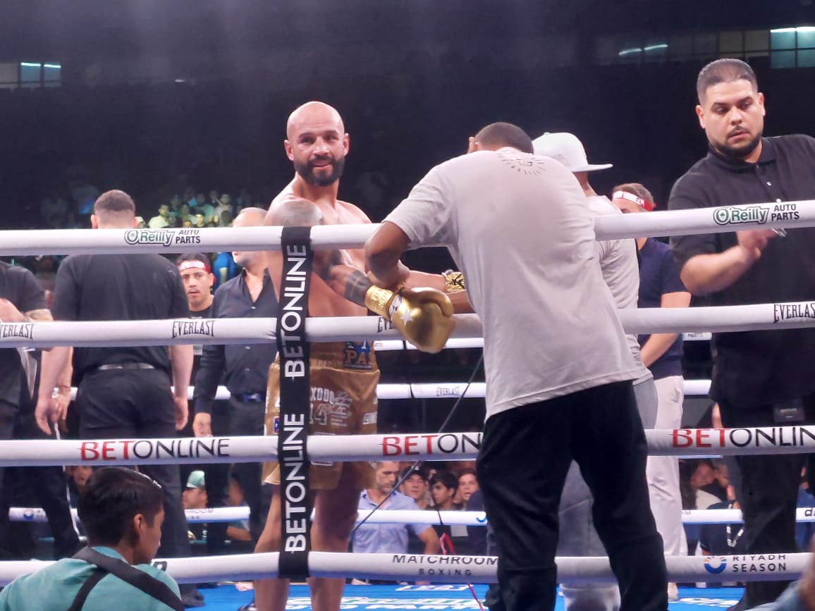 Eduardo "Sugar" Núñez retiene campeonato mundial Superpluma, en Los Mochis