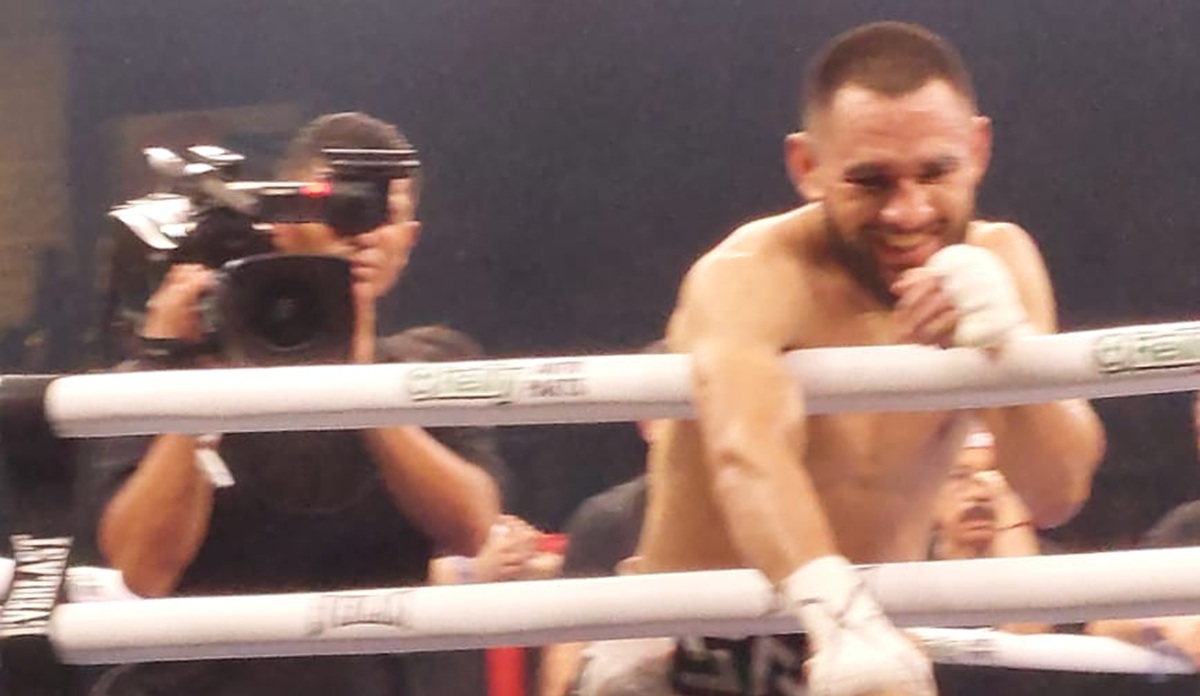 Eduardo "Sugar" Núñez retiene campeonato mundial Superpluma, en Los Mochis