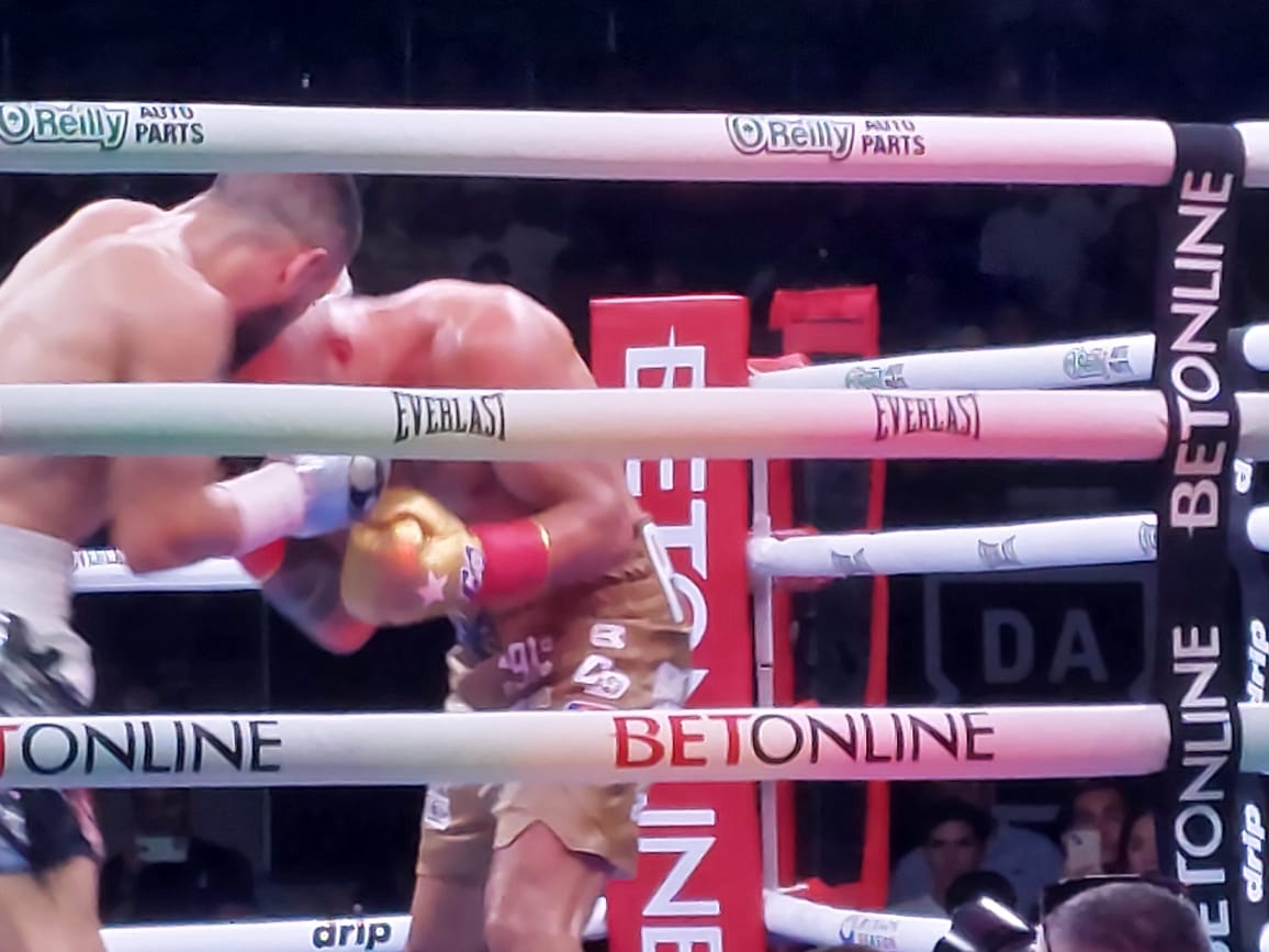 Eduardo "Sugar" Núñez retiene campeonato mundial Superpluma, en Los Mochis