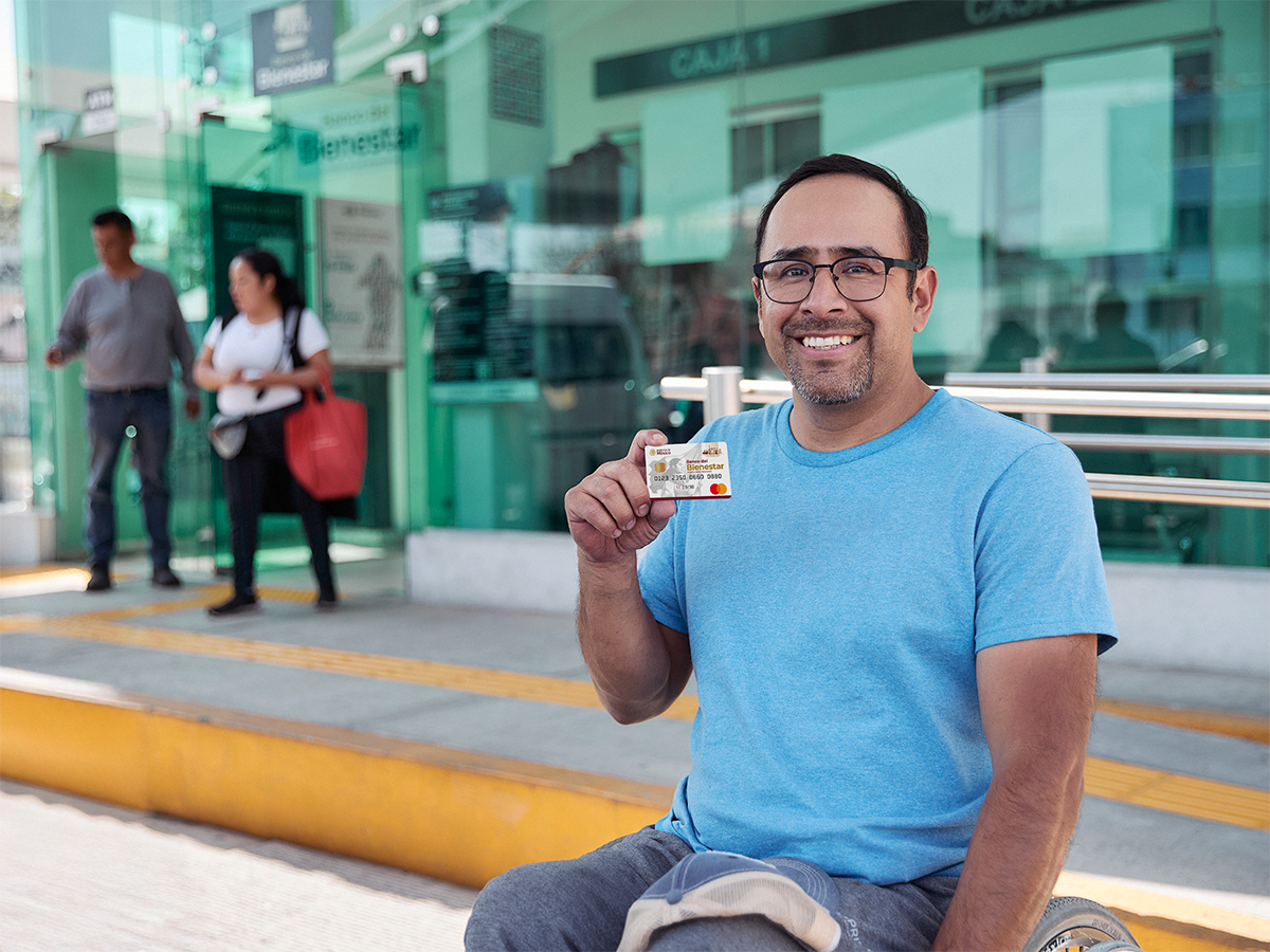 Persona con discapacidad con su tarjeta del Bienestar