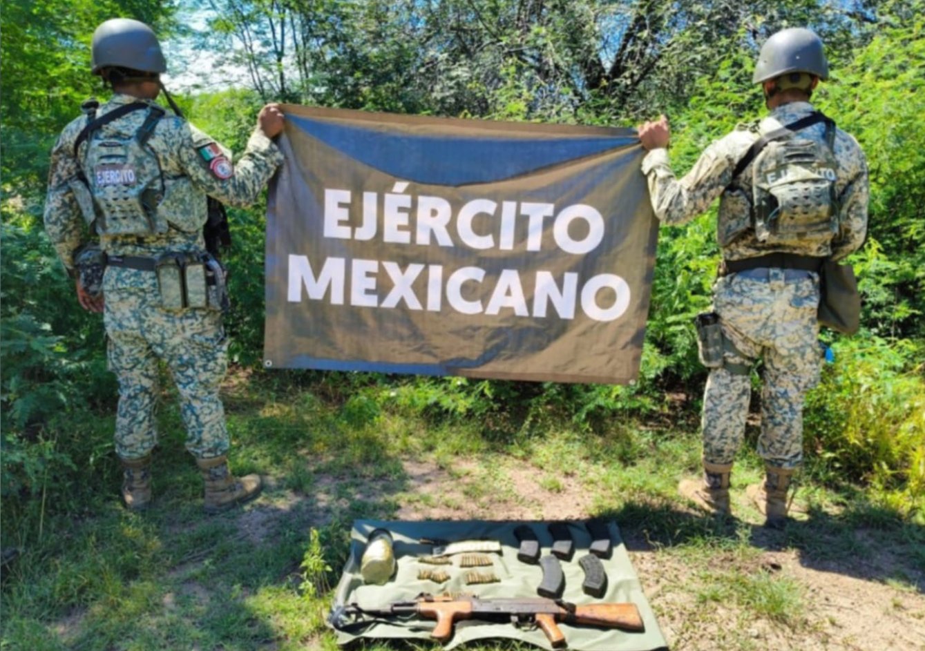 Personal del ejercito presentan armamento decomisado